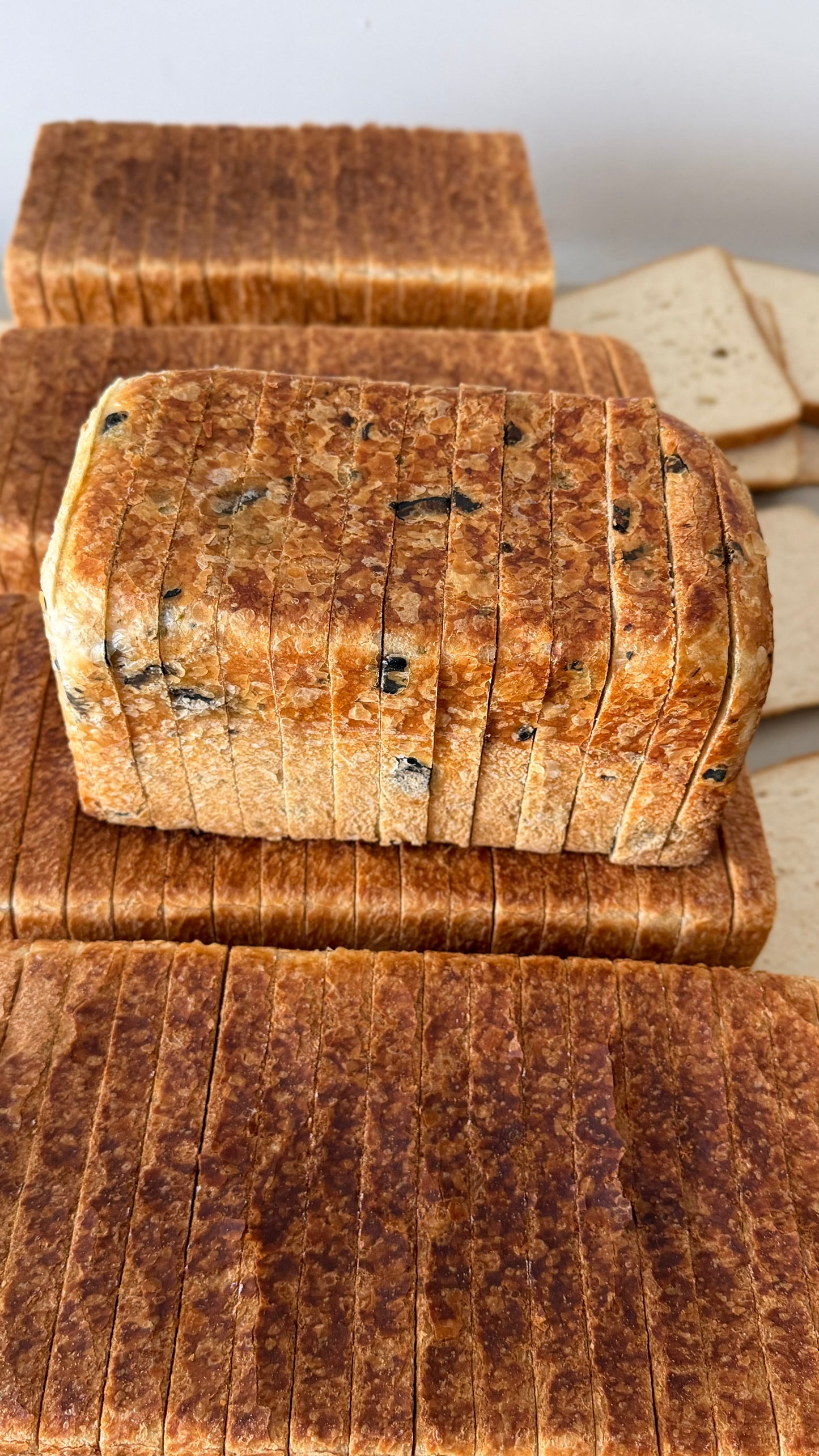 930g %100 Ekşi Mayalı Zeytinli Kekikli Tost Ekmeği