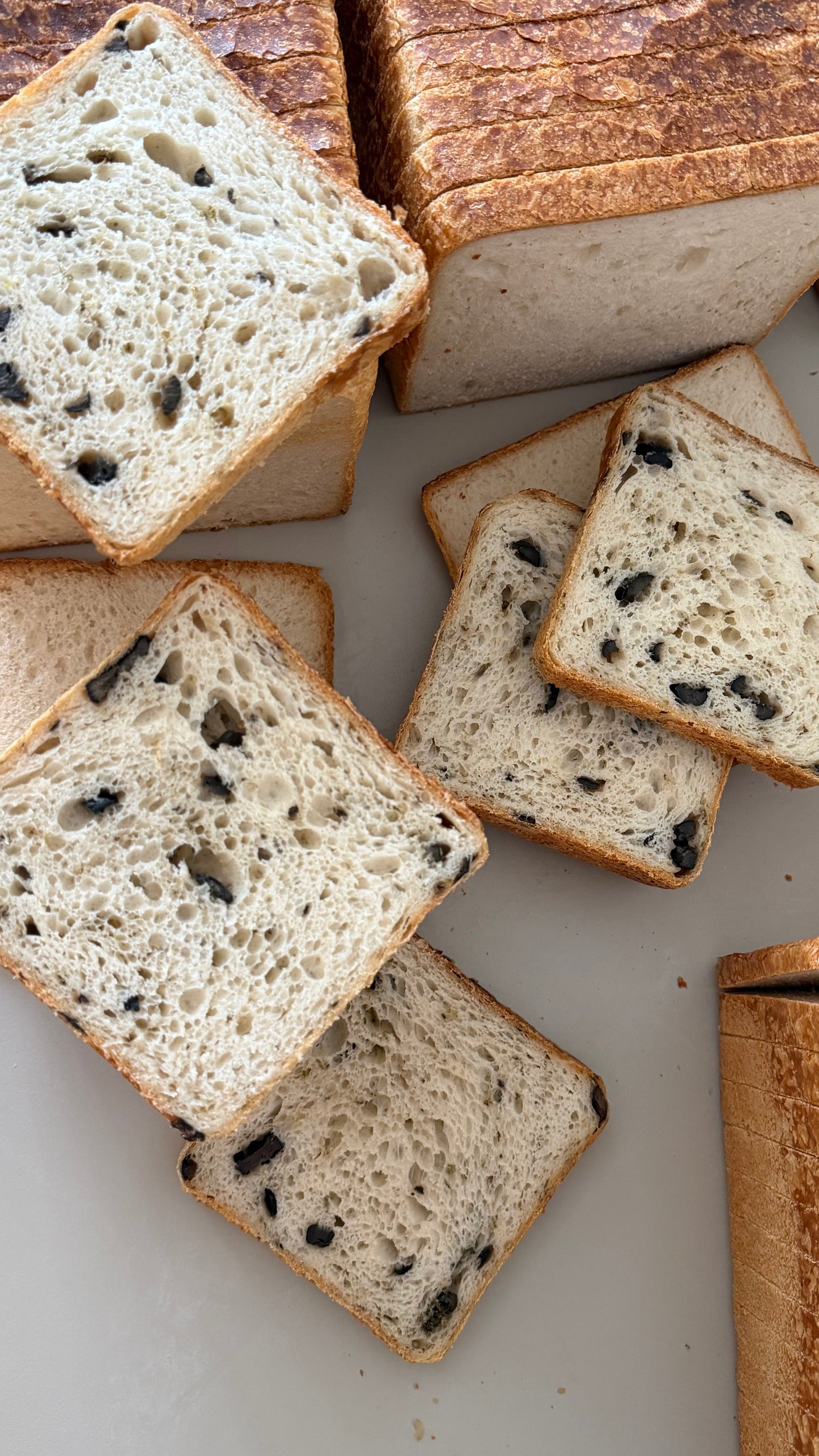 930g %100 Ekşi Mayalı Zeytinli Kekikli Tost Ekmeği