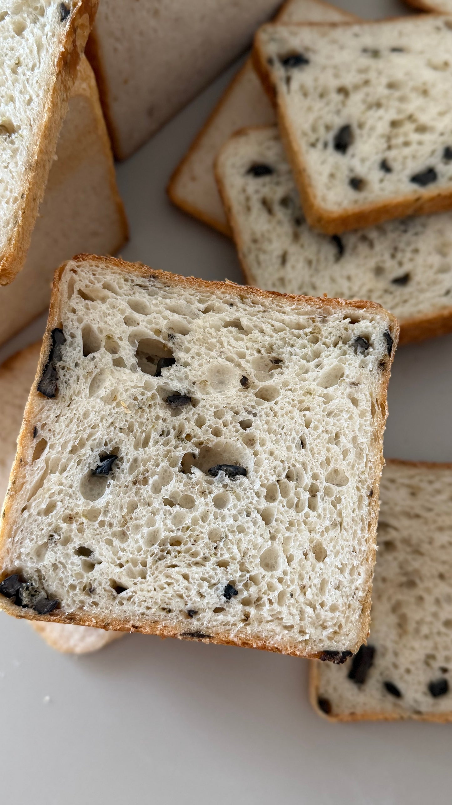 930g %100 Ekşi Mayalı Zeytinli Kekikli Tost Ekmeği