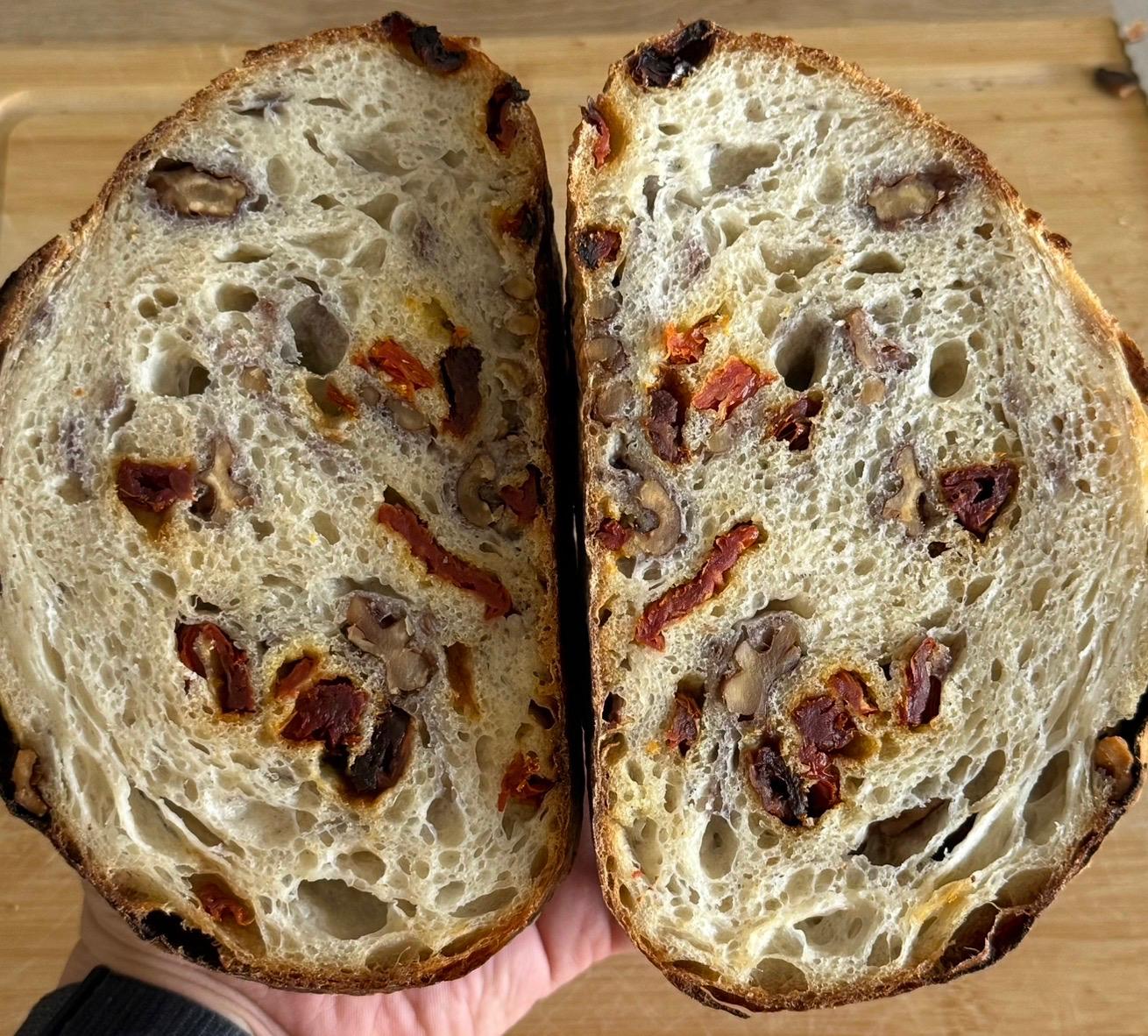 930g %100 Ekşi Mayalı Kuru Domatesli Cevizli Ekmek