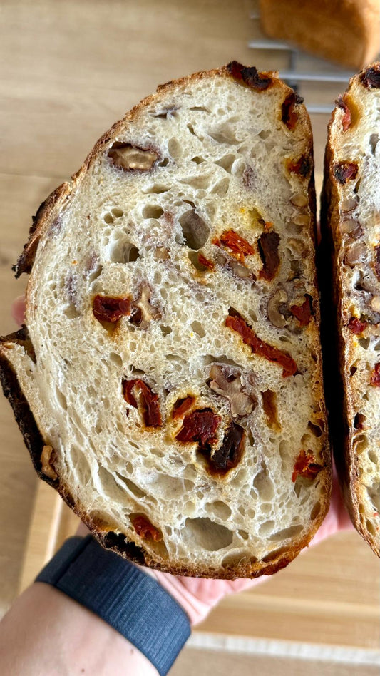 %100 Ekşi Mayalı Kuru Domatesli Cevizli Ekmek